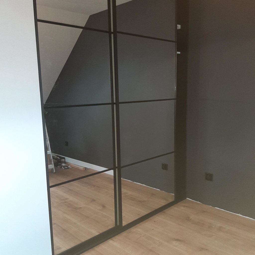 Szafa wnękowa z lustrem na wymiar